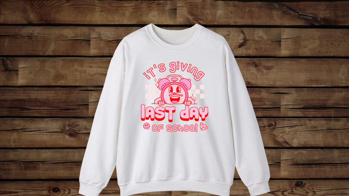 It's Giving Last Day of School - Unisex Heavy Blend™ Crewneck Sweatshirt